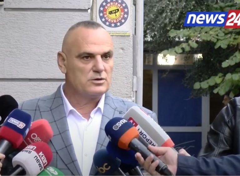 Elvis Shkambi hyri në sallën e gjyqit me armë pa leje”, avokati: Fisi i tyre ka hyrë në borxhe. Tronditja…