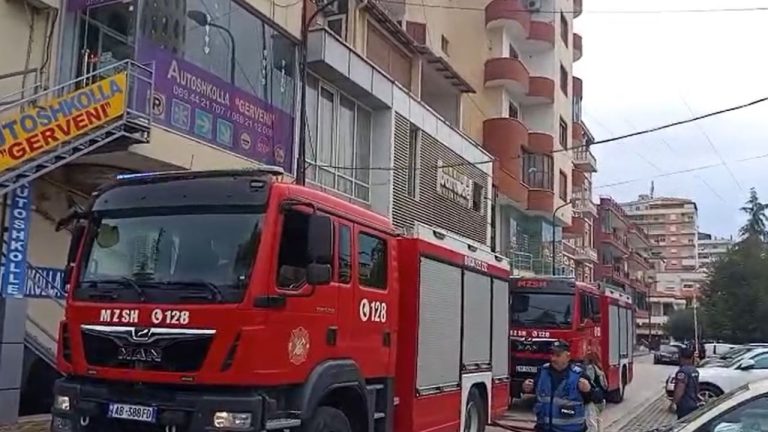 Zjarr në katin e 8 të një pallati pranë xhamisë në Fier, shkrumbohet apartamenti