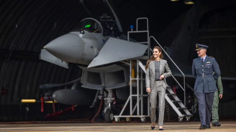 Kate Middleton vizitë në bazën ushtarake, shfaqet me taka të larta në një avion luftarak
