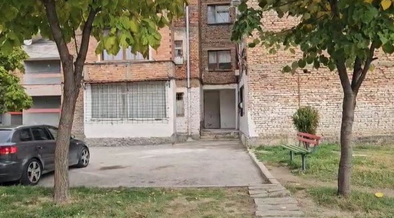 Tragjike në Korçë/ Hidhet nga kati i katërt një person, humb jetën