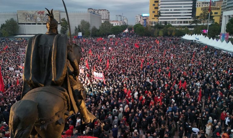 UÇK bashkon shqiptarët në Tiranë