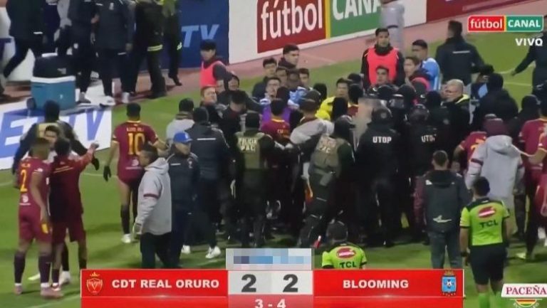 Përleshje masive dhe 17 kartona të kuq, fusha e futbollit në Bolivi kthehet në arenë boksi