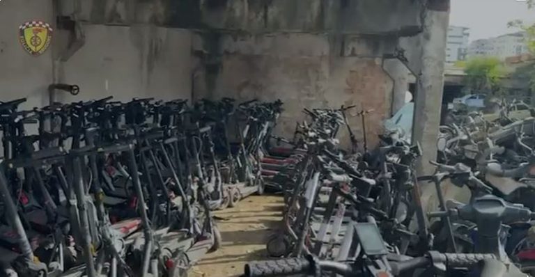 Bllokohen 1462 monopatina dhe motomjete elektrike në Tiranë