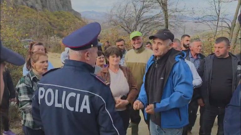 Duan dalje në aksin nacional, banorët e 3 fshatrave bllokojnë rrugën Qukës-Qaf Plloçë