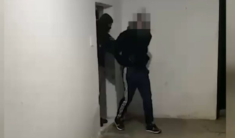 Arrestohet 29-vjeçari, dhunoi babanë e tij