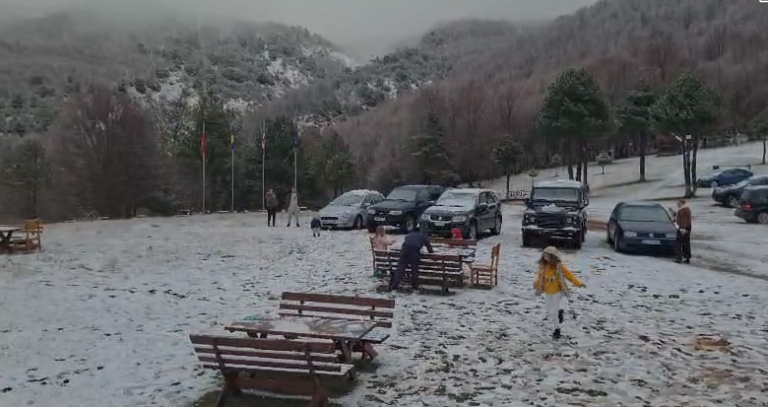 Reshjet e dëborës “stolisin” fshatrat e Elbasanit, Gramshit dhe Librazhdit