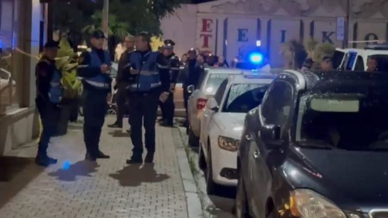 Incidenti me armë zjarri në Fier, policia vë në pranga dy persona, ende në kërkim autori që qëlloi