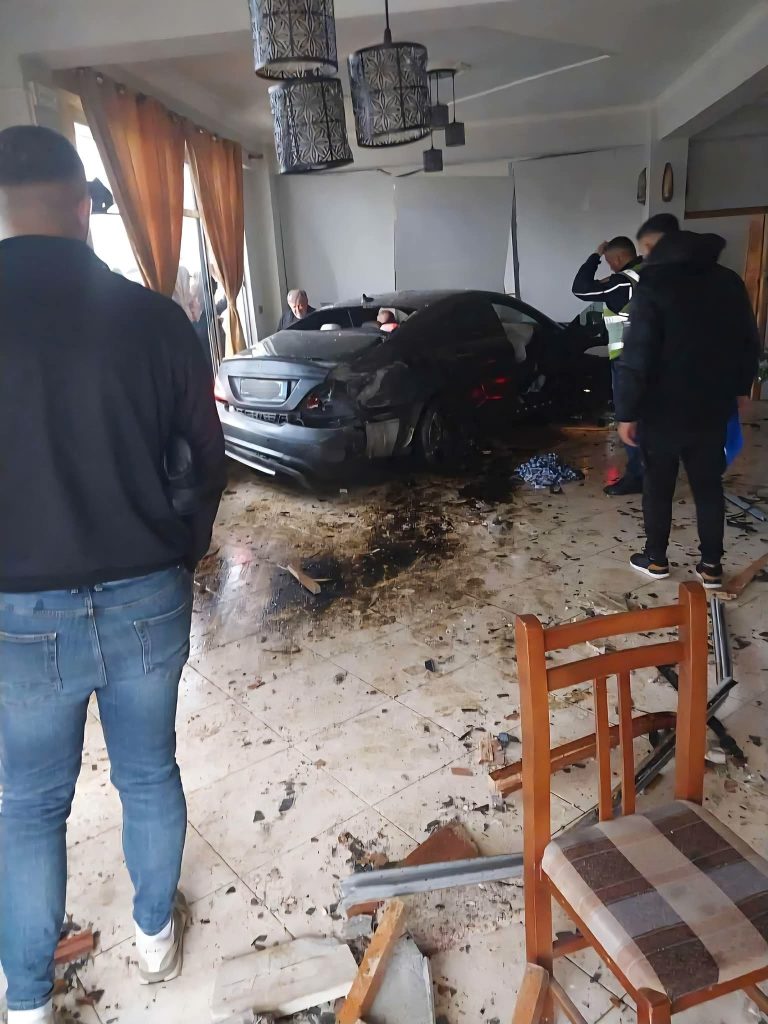 Si në filma! Makina hyn në lokal në aksin Mollas-Klos