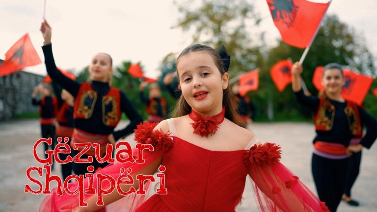 E vogla nga Elbasani ngroh zemrat për festa! Belisa Ademi emocionon me këngën “Gëzuar Shqipëri”!