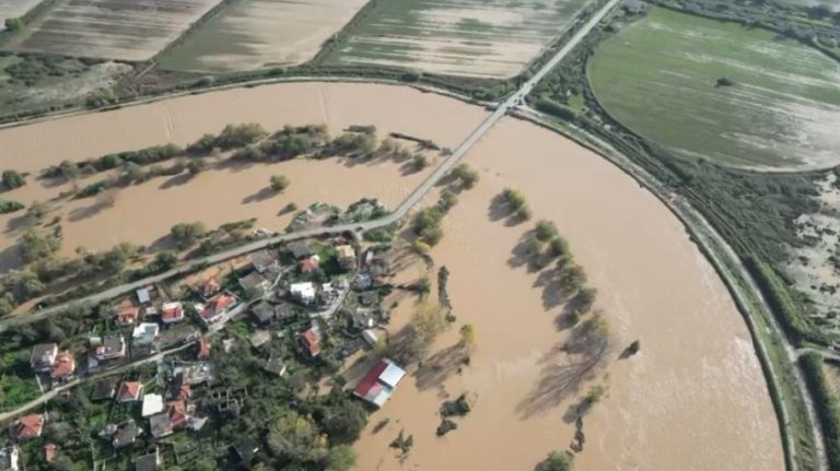 Izolohen 5 fshatra në Bashkinë Dropull/ Përmbytjet në vend, ura e Glinës pëson dëmtime serioze