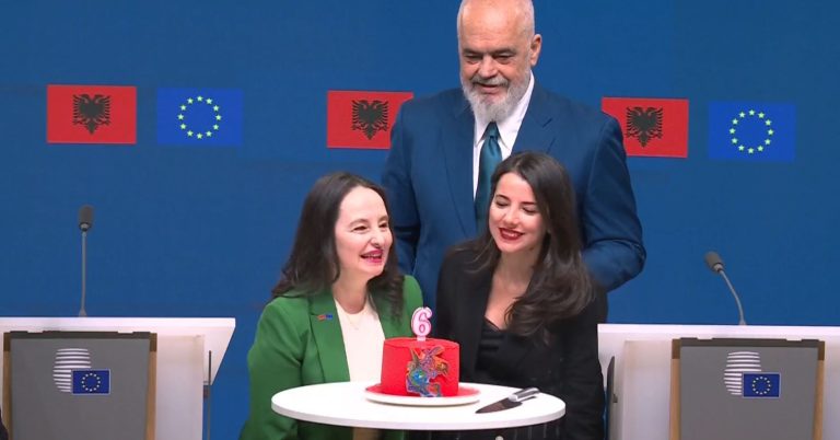 “Urime Shqipëri”, festë në Bruksel për hapjen e negociatat për grupkapitullin e fundit/ Kos: Kjo tregon sa lart keni ecur