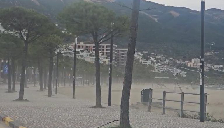 Përkeqësohet moti, Vlora përfshihet nga stuhi ere