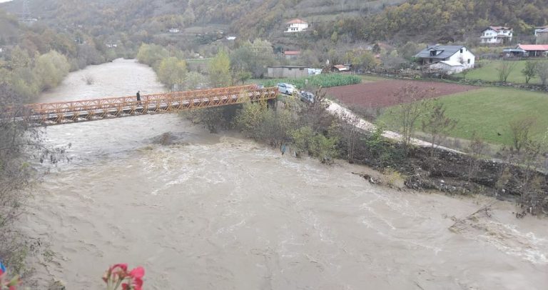 Librazhd, shembet ura e Xhyrës, ndalohet qarkullimi