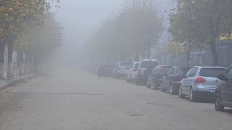 Mjegulla e dendur mbulon Kukësin, autoritetet bëjnë thirrje për kujdes në qarkullim për shkak të fushëpamjes së kufizuar