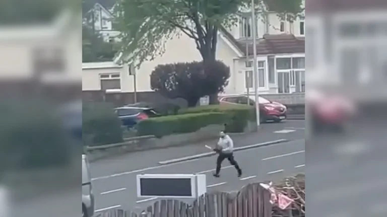 VIDEO/ Përplasi me makinë e më pas ndoqi me sharrë elektrike në dorë oficerët e policisë, autoritetet angleze kërkojnë dënim maksimal për 32-vjeçarin shqiptar