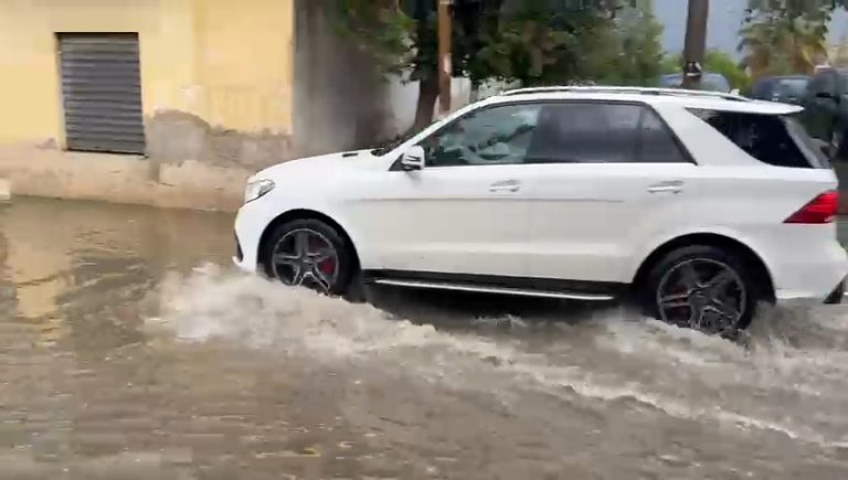 Mjaftojnë 10 minuta shi dhe Elbasanin e merr uji