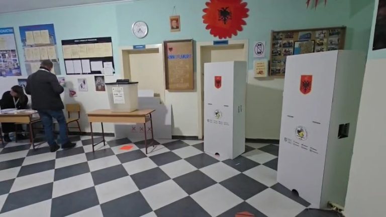 Zgjedhjet e pjesshme në Cërrik, nis procesi i votimit