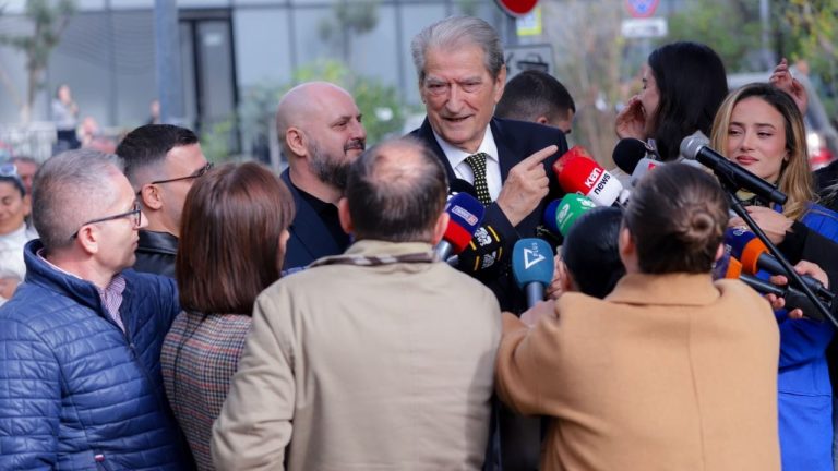 Më erdhi Basha në zyrë dhe kërkoi të më evakuonin”, Berisha flet për 21 Janarin: Audio është e falsifikuar. Ja si përgjigjet për syrin e nxirë të Ndrea Prendit