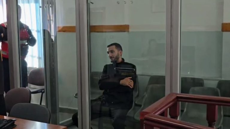 Vrau babanë me thikë, lihet në burg autori/ Ja kush është 25-vjeçari, shfaqet duke qeshur në sallën e gjyqit