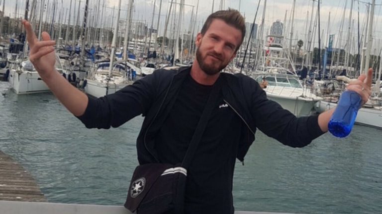 Vrau veten, pastaj armën e futi në sirtar”, familja e 34-vjeçarit shqiptar ‘luftë’ me drejtësinë italiane: E ekzekutuan! Si mundet prokurori të…