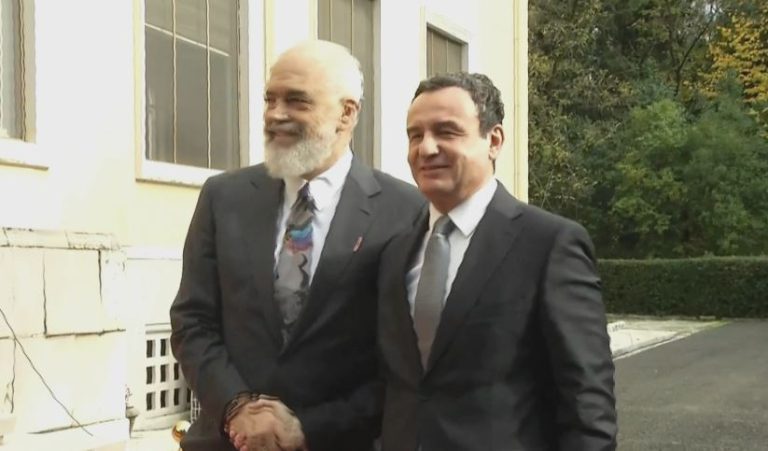 Rama pret Kurtin në Pallatin e Brigadave, dy kryeministrat shfaqen të buzëqeshur krah njëri-tjetrit
