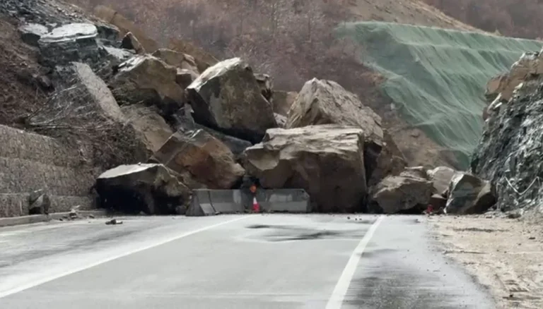 Rrëshqitja masive e shkëmbinjve bllokon aksin Qukës-Qafë Pllocë, vendoset baypass provizor për kalimin e mjeteve