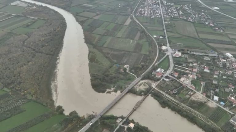 Pamje me dron, Lumi Vjosa në pikë kritike pasi rrezikon të dalë nga shtrati