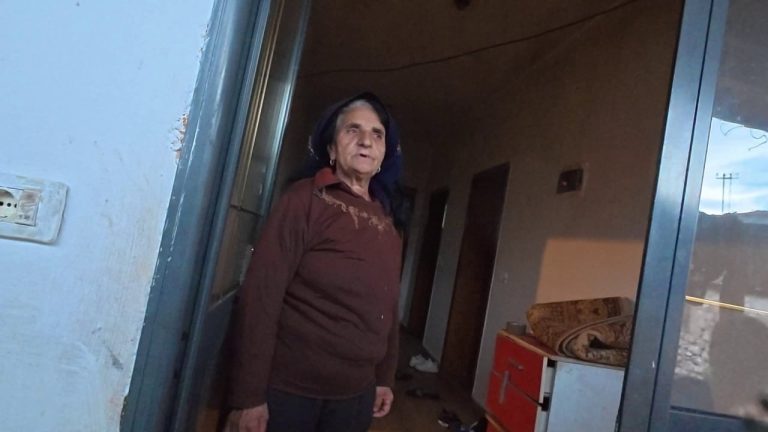 U helmuan e grabitën nga dhëndri në Librazhd,  flet e moshuara: Sa mora pensionin, më tha pije këtë…