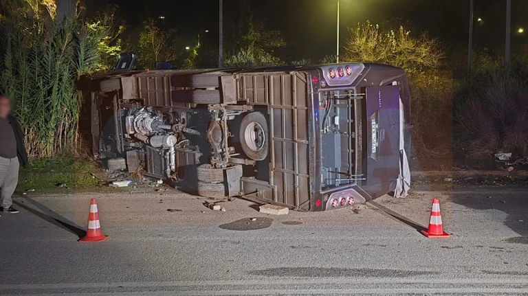FOTO/ Aksidentohet autobusi me 30 pelegrinë në Greqi, raportohet për të lënduar