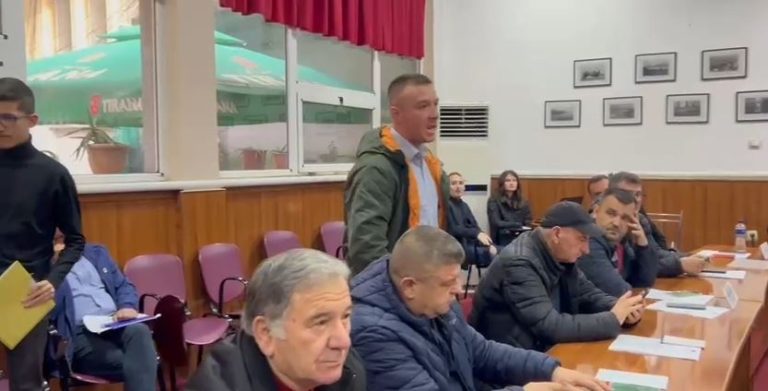 Grushte dhe përplasje fizike në mbledhjen e Këshillit Bashkiak në Pogradec
