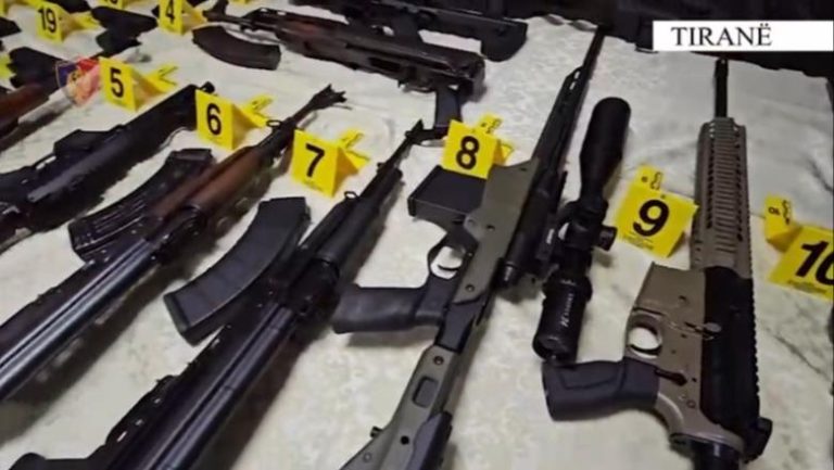 Trafikuan armë nga Kosova në Shqipëri, Prokuroria Tiranë dërgon në gjykim 8 persona