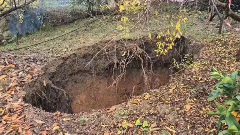 Gropa karstike hapet pranë banesave në Belsh, banorët ndihen të rrezikuar: Prej një jave askush s’po ndërhyn