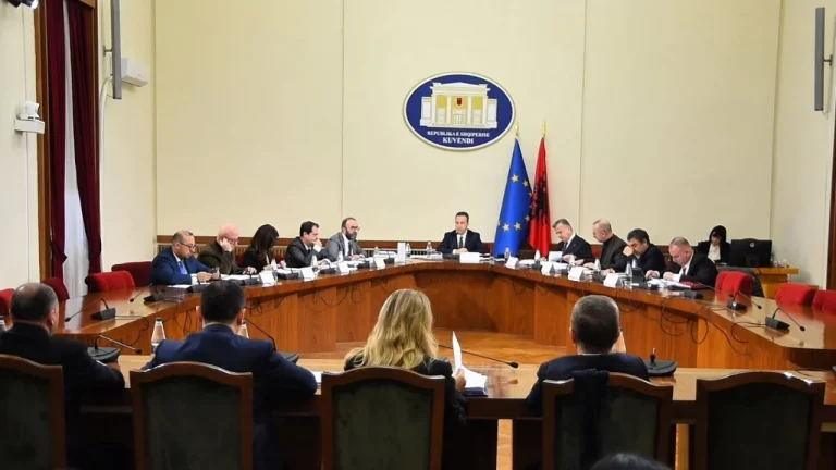 Përplasja në Këshill mes avokatit të Ballukut dhe kreut të SPAK. USB-ja me 16 mijë faqe prova, kushti që duhet të plotësojnë deputetët