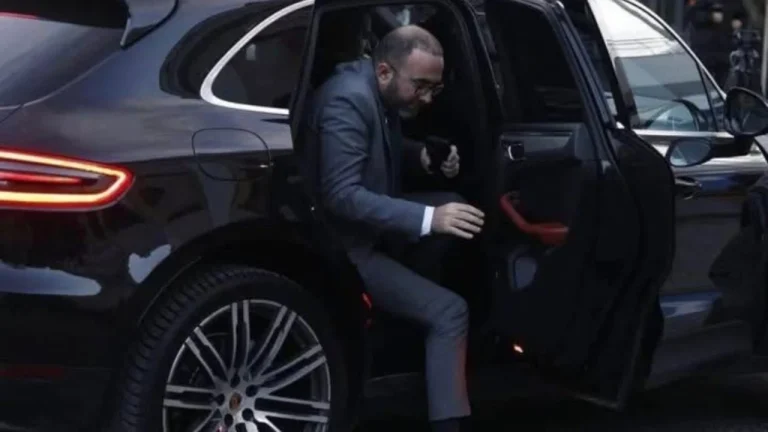 Murrizi nxjerr foton e Bardhit duke zbritur nga makina në Kuvend: Vemje, pika që s’ju bie! Rrini edhe në sediljen mbrapa, të dukeni të rëndësishëm