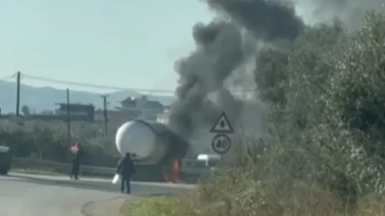 LAJM I FUNDIT/ Përfshihet nga flakët autoboti me gaz në aksin Elbasan-Peqin