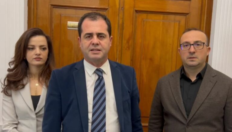 Imuniteti i Ballukut/ Deputetët e opozitës kërkuan mbledhje të Këshillit të Mandateve, denoncon Bylykbashi: Kryetari i Kuvendit na mbylli derën e sallës