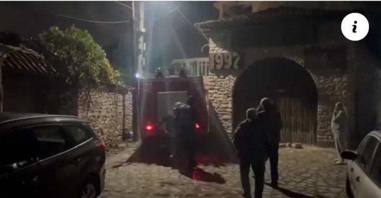 Merr flakë një ndërtesë në lagjen Kala në Elbasan