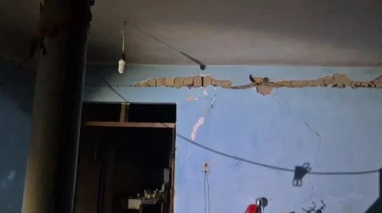 LAJM I FUNDIT/ Shpërthen bombola e gazit në Elbasan, banesa përfshihet nga flakët