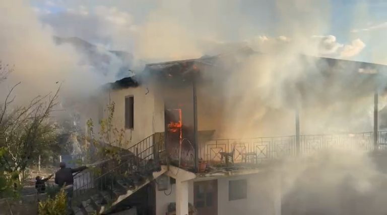 Lajmi i fundit/ Digjet shtëpia në Gramsh (Video)