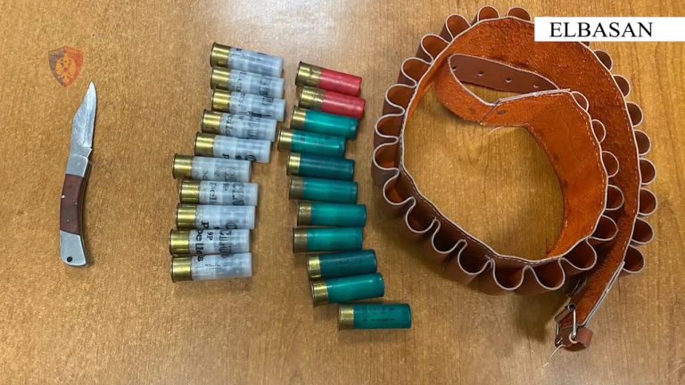 Elbasan/ Goditi me thikë, vëllanë e tij, për motive të dobëta, vihet në pranga 35-vjeçari.