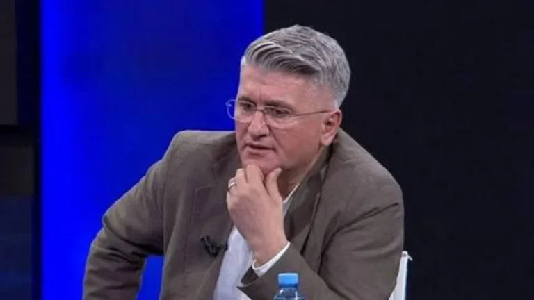 “Nga thirrjet e Gledian Llatjes ‘allahu akber’, te fjalimi që do më përgatiste Gaz Bardhi’, satira e Gjekmarkajt: Mendoja rrëkenë e lotëve të Jorushit dhe Topallin që…