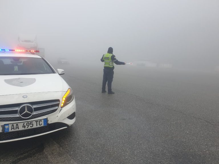 Mjegulla ‘mbulon’ segmentin Tuneli i Kalimashit–Morinë, policia apel drejtuesve të mjeteve për kujdes të shtuar