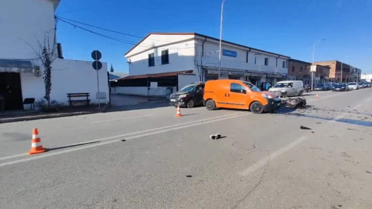 Aksident në Lushnjë, makina përplaset me motorin, plagoset rëndë një nga shoferët