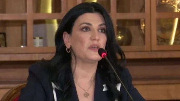 auto_-640-0-cb6893832f6d1686604fb2fdd838730f1710856921_sd