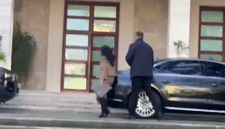 SPAK kërkon arrestimin e zv/kryeministres/ Del nga makina duke folur në telefon, ja momenti kur Balluku hyn në Kryeministri