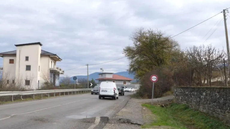 Elbasan-Cërrik, mbushet me gropa/ Gjashtë vite pas përfundimit të rrugës, shfaqen probleme serioze