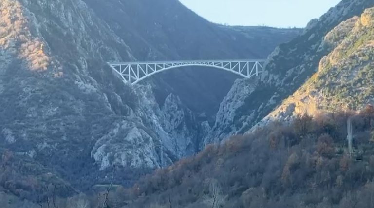 E rëndë në Mat/ 40-vjeçari hidhet nga ura rreth 160 metra e lartë, nipi i “gjeneralit” të krimit, Nehat Kulla