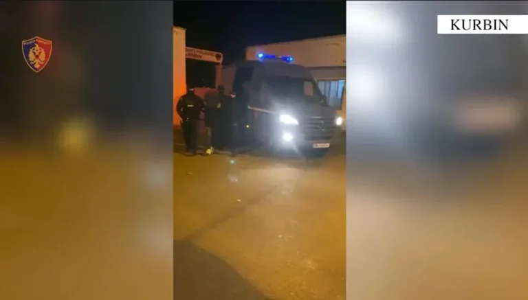 I armatosur me kallashnikov kërcënonte qytetarët, theu xhamat e automjeteve dhe të një lokali, arrestohet 28-vjeçari në Laç