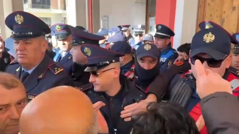 Katër ditë pa ujë në Vlorë/ “Hapeni derën, ose do e thyejmë”, nisin protestat para bashkisë, qytetarët përplasen me Policinë
