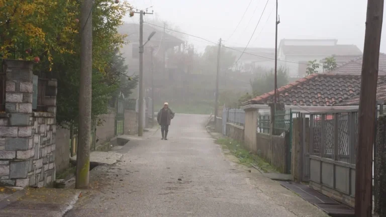 Fshati që po shuhet, nuk ka fëmijë/ Më i riu është 65 vjeç, mbyllet shkolla në fshatin Andon Poçi në Gjirokastër